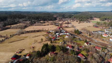 vista panorámica aérea de casas rurales en el campo en rävlanda, suecia