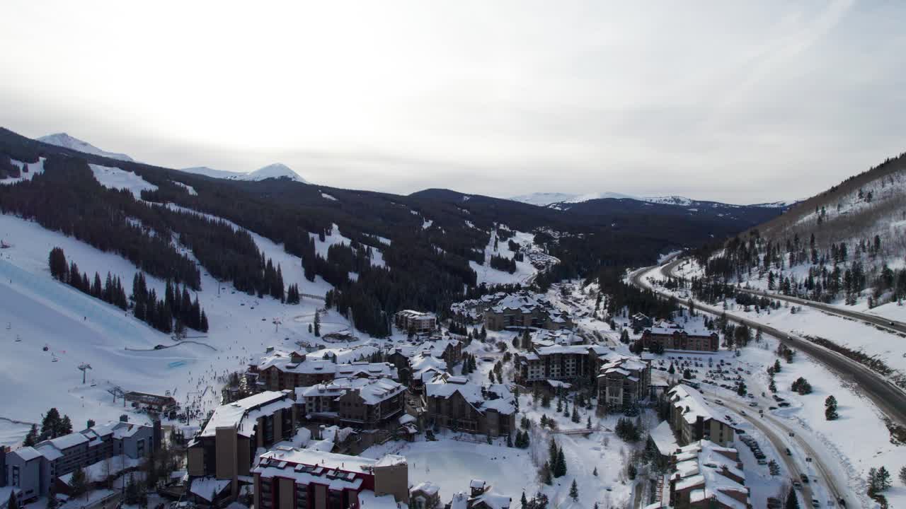disparo de avión no tripulado que revela una estación de esquí en los estados unidos