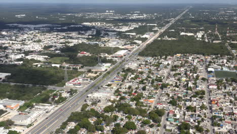 Lange-Autobahn,-Die-Durch-Die-Stadt-Playa-Del-Carmen-In-Mexiko-Führt