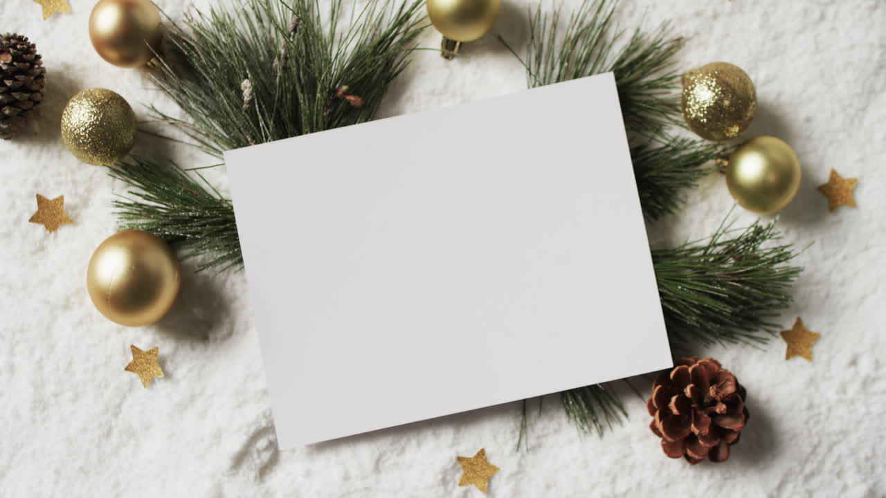 video de decoraciones de navidad y tarjeta blanca con espacio de copia en fondo de nieve