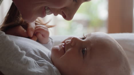 Cerrar-Madre-Besando-A-Bebé-Feliz-Riendo-Disfrutando-De-Amorosa-Madre-Cuidando-Al-Niño-En-Casa