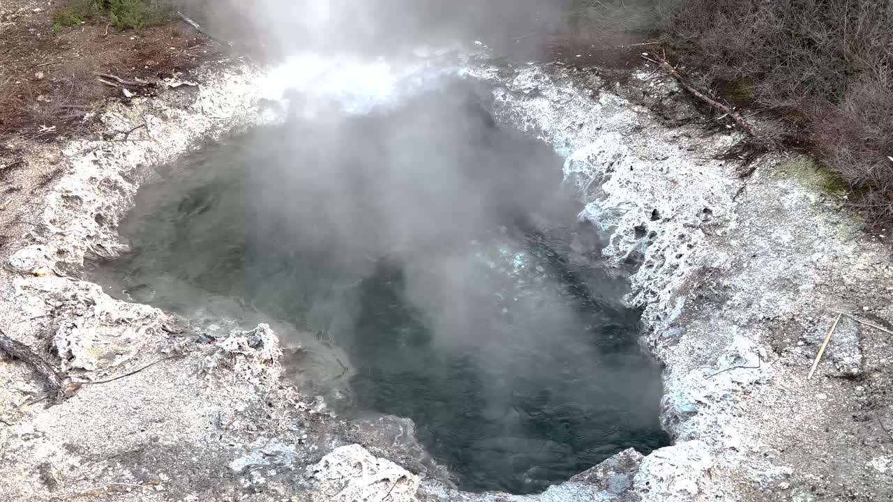 ニュージーランド、ロトルアの温泉で沸騰し泡立つ水。地熱活動の様子。