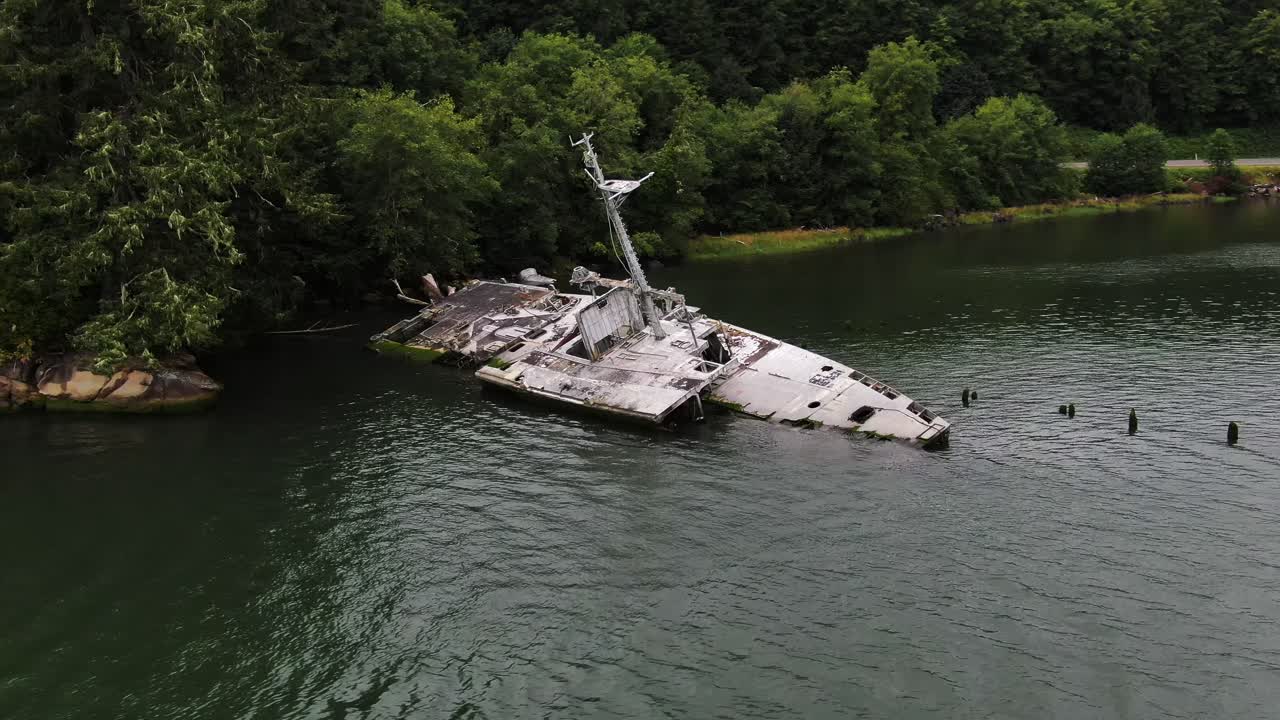 órbita aérea alrededor del naufragio del buque militar uss plainview ruinas en el río columbia
