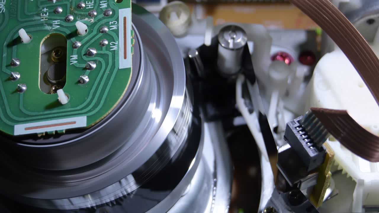 vhs 비디오 나선형 머리가 비디오 테이프를 읽는 회전