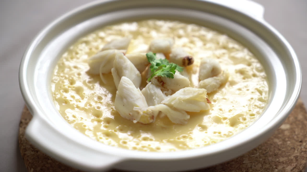 게 그릇을 곁들인 계란찜