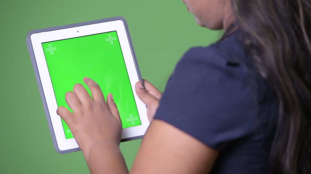 초록색 배경에 젊은 과체중 아름다운 인도 사업가