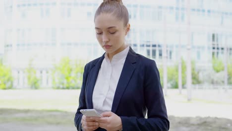 Mujer-Formal-Seria,-Navegación,-Teléfono-Inteligente