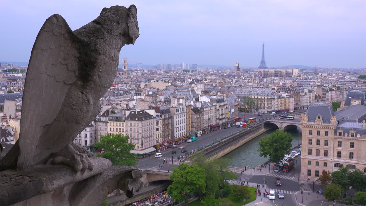 가고일은 노트르담 대성당 2에서 파리 프랑스를 감시합니다.