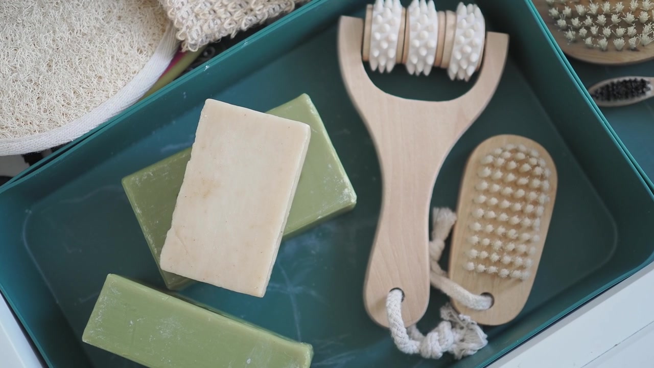 Prodotti naturali per la cura della pelle e accessori da bagno in un vassoio portaoggetti