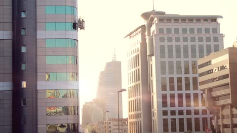 Edificio-De-Negocios-Con-Vista-A-La-Ciudad