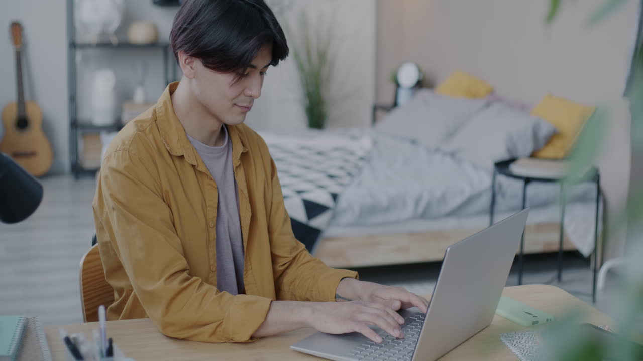 가정 사무실 에서 노트북 을 사용 하고 있는 젊은 남자