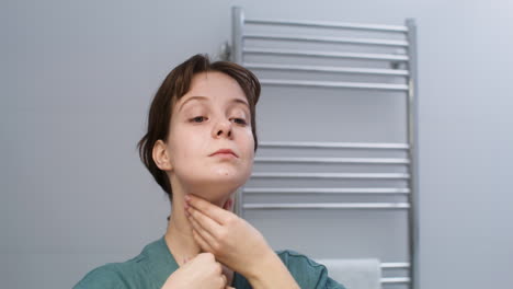 mujer en el baño