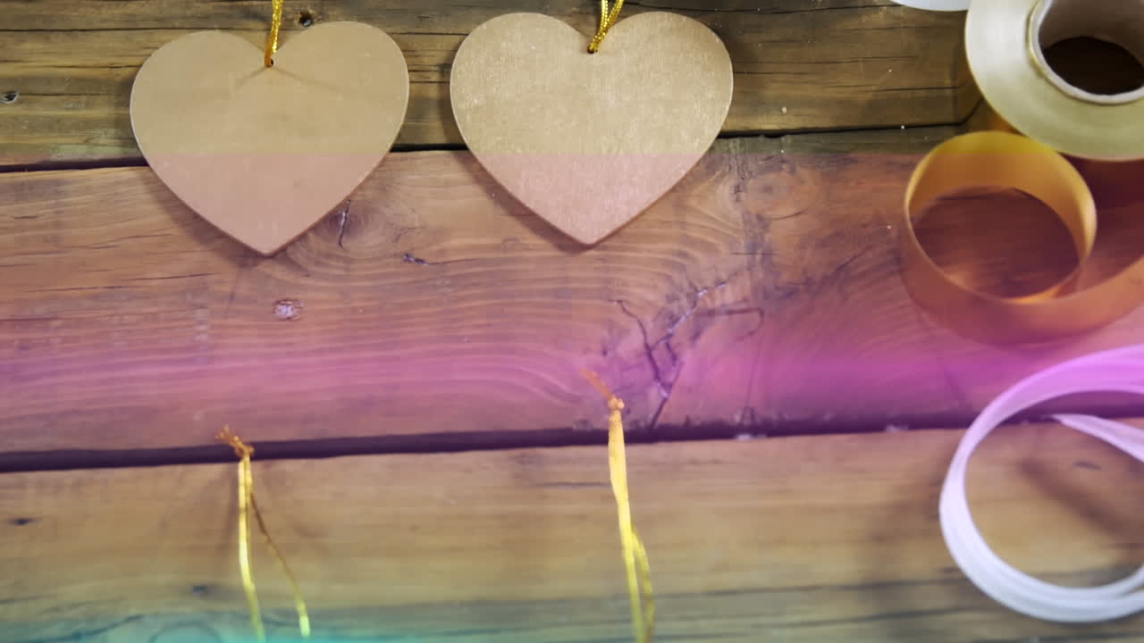 animación de la luz que se mueve sobre cintas y decoración en superficie de madera