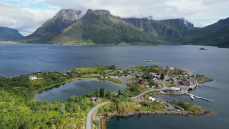 Acampar-En-Sildpollness,-Austnesfjorden,-Islas-Lofoten,-Noruega---Antena-4k