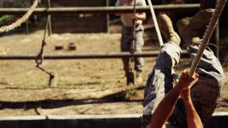 soldado militar cruzando la cuerda durante el curso de obstáculos 4k