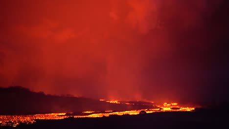 位於夏威夷大島的基拉烏亞火山 (kilauea volcano) 在夜間爆發,造成巨大的<unk>岩流動3