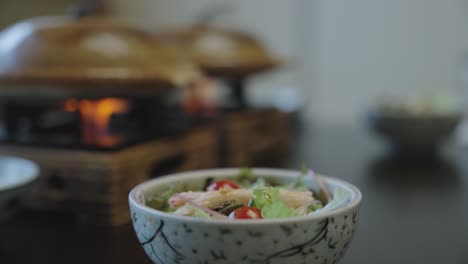 Japanischer-Gesunder-Meeresfrüchtesalat-Mit-Nabe-Töpfen-Auf-Verschwommenem-Hintergrund