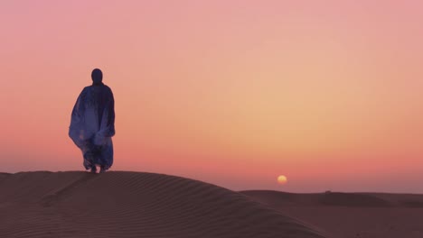 mujer en el desierto al amanecer