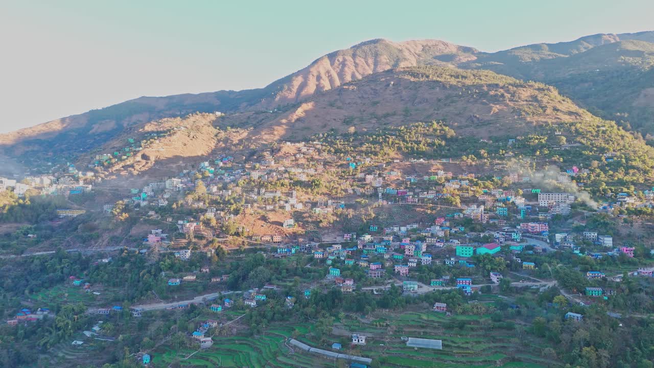 Toàn cảnh từ trên không của một ngôi làng Jajarkot cho thấy những ngôi nhà nông thôn rải rác trên các ngọn đồi và thung lũng. Khung cảnh này phản ánh cuộc sống truyền thống, địa lý vùng sâu vùng xa và vẻ đẹp tự nhiên của miền tây Nepal.