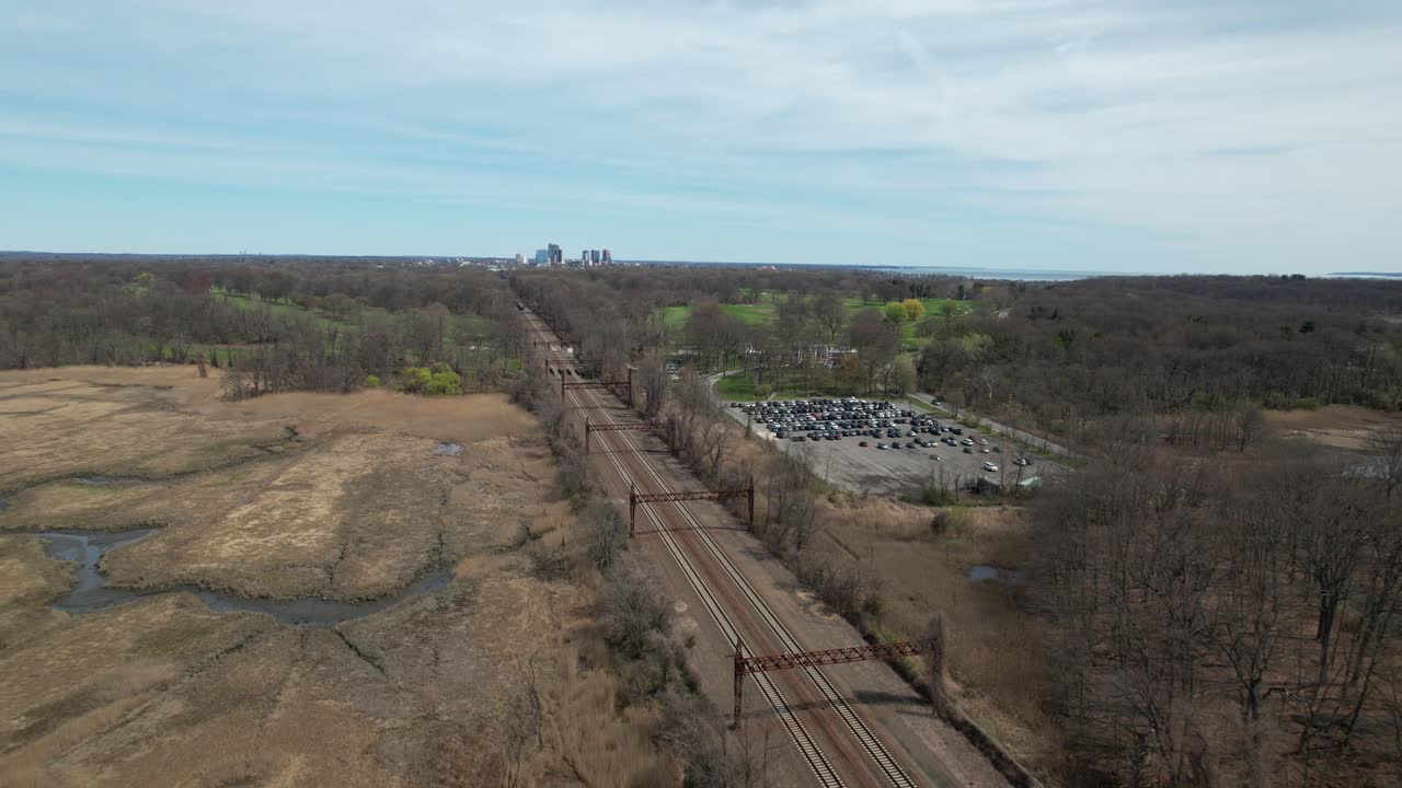 una vista aérea de un tren viajando lejos en la distancia en el bronx, nueva york en una mañana soleada