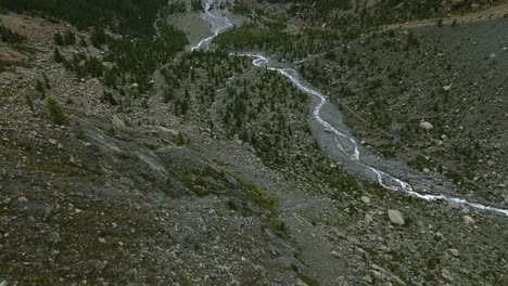 Volando-Sobre-La-Corriente-De-Agua-Que-Fluye-Sobre-El-Lecho-Seco-Del-Río-De-Montaña-De-Valmalenco-En-El-Norte-De-Italia