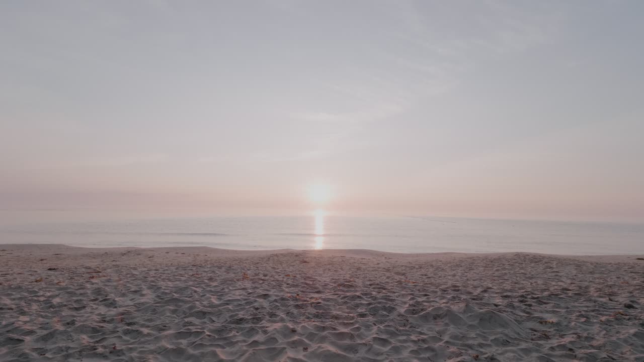 amanecer en la playa de knäbäckshusen, tiro ancho estático simétrico