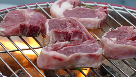 chuletas de cordero a la barbacoa de cubo, sal de romero y aceite de oliva