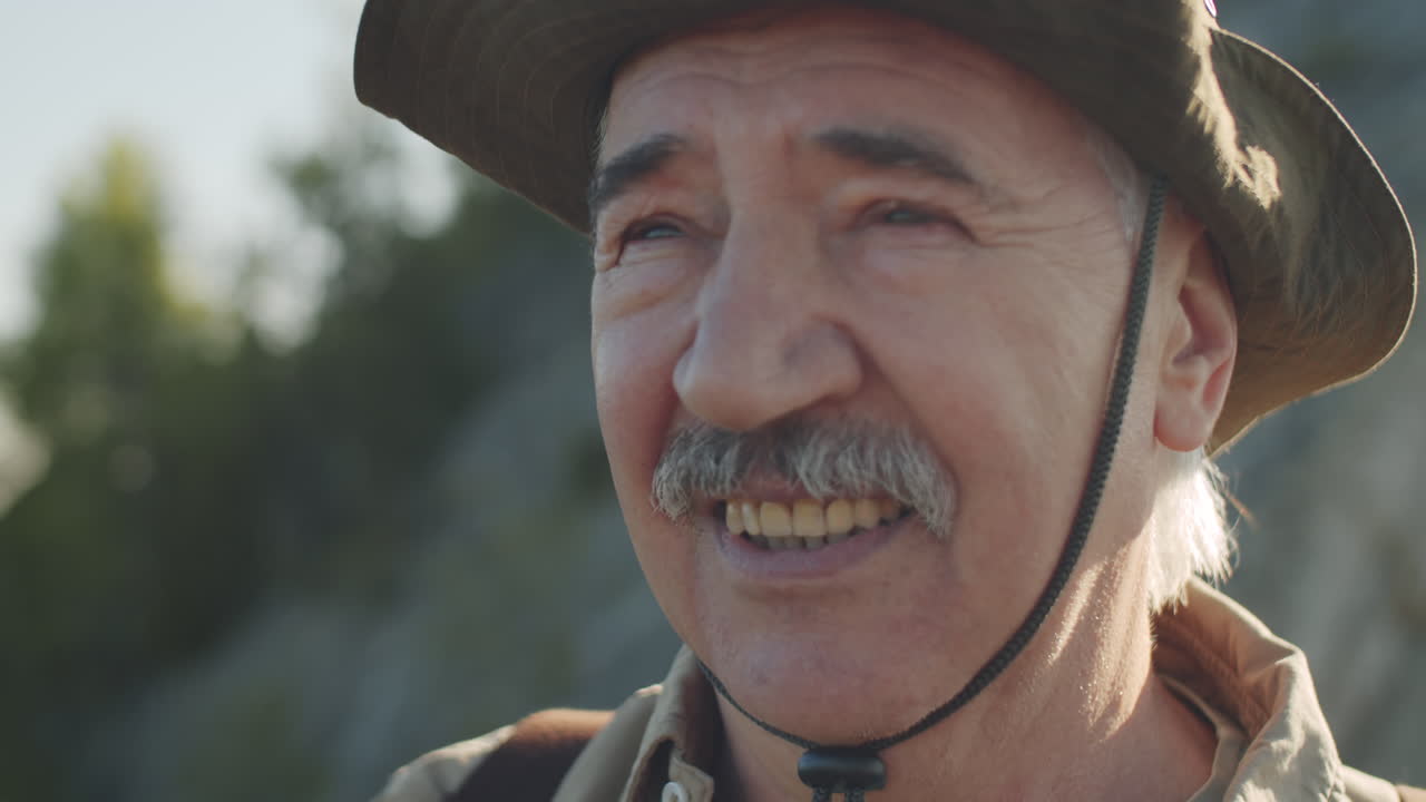 시니어 남자가 산책하고 풍경을 즐기고 있습니다.