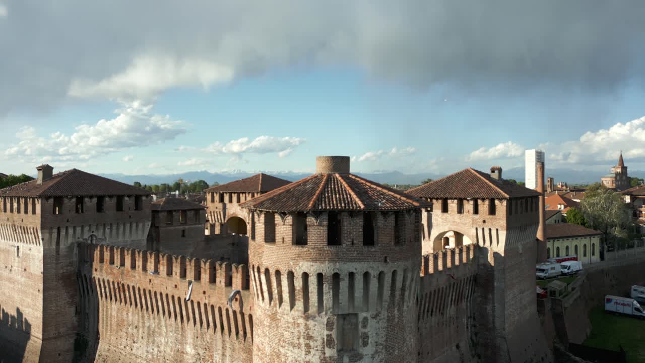 castillo medieval de soncino con torres cuadradas y redondas en lombardía, italia - disparo de avión no tripulado