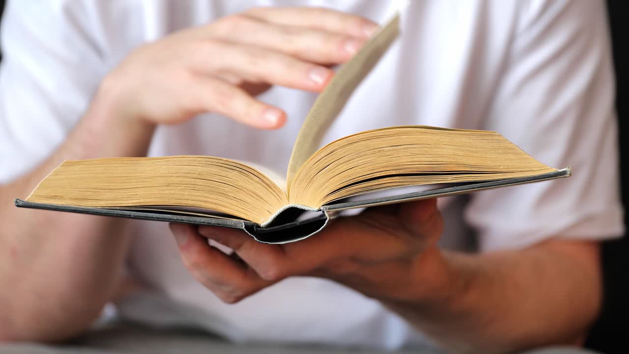 joven leyendo un libro y volviendo páginas