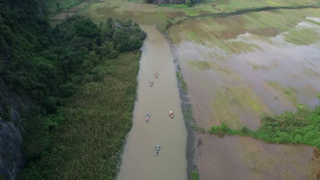 Touristengruppen-Auf-Sampan-Booten-Reisen-Auf-Dem-Ngo-Dong-Fluss-In-Ninh-Binh-Vietnam-–-Rückfahrt-Mit-Dem-Dolly-Aus-Der-Luft