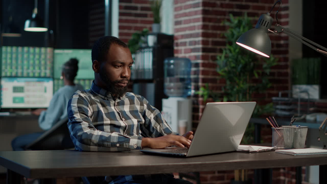 Financial consultant selling and buying money on stock market