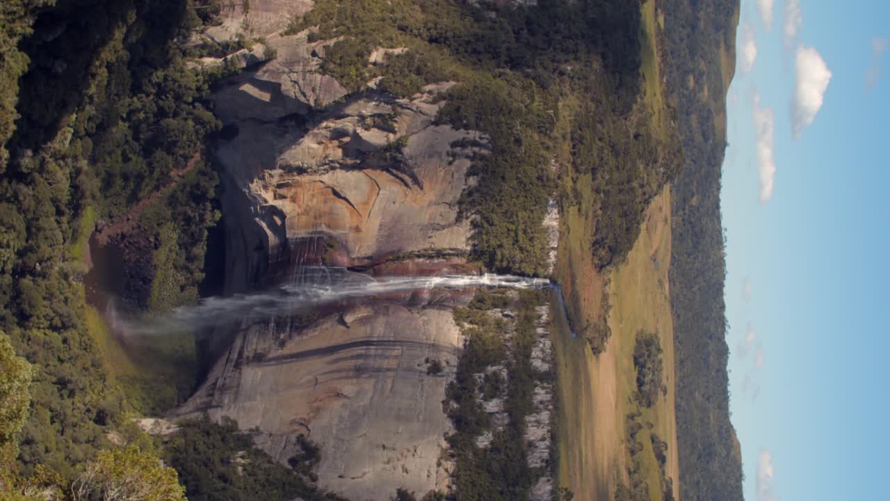브라질 산타카타리나에 있는 카초에이라 리오 도스 부그레스 폭포의 수직 사진
