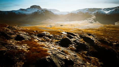 Berge-Mit-Schnee-Und-Trockenen-Hügeln-In-Chile