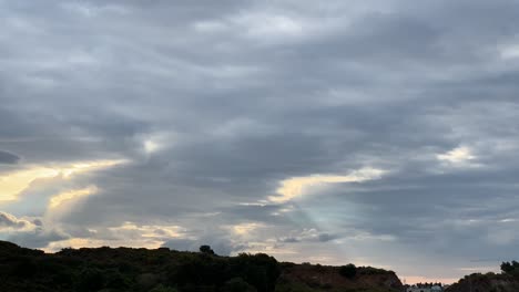 Schöner-Sonnenaufgang-Hinter-Den-Wolken,-Zeitraffer,-Der-Das-Vergehen-Der-Zeit-Oder-Einen-Neuen-Tag-Zeigt