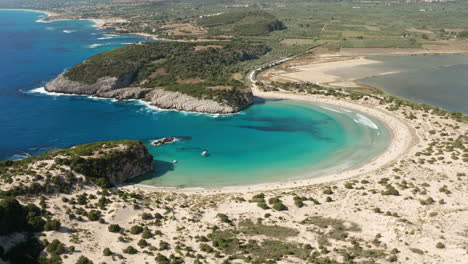 spiaggia di voidokilia sulla costa occidentale del peloponneso vicino al golfo navarino in grecia - ripresa aerea con drone