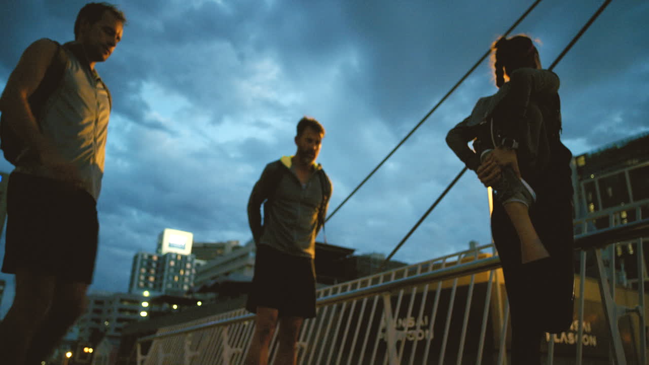 운동선수 들 이 스트레칭 하고 워밍업 을 하기 전 에