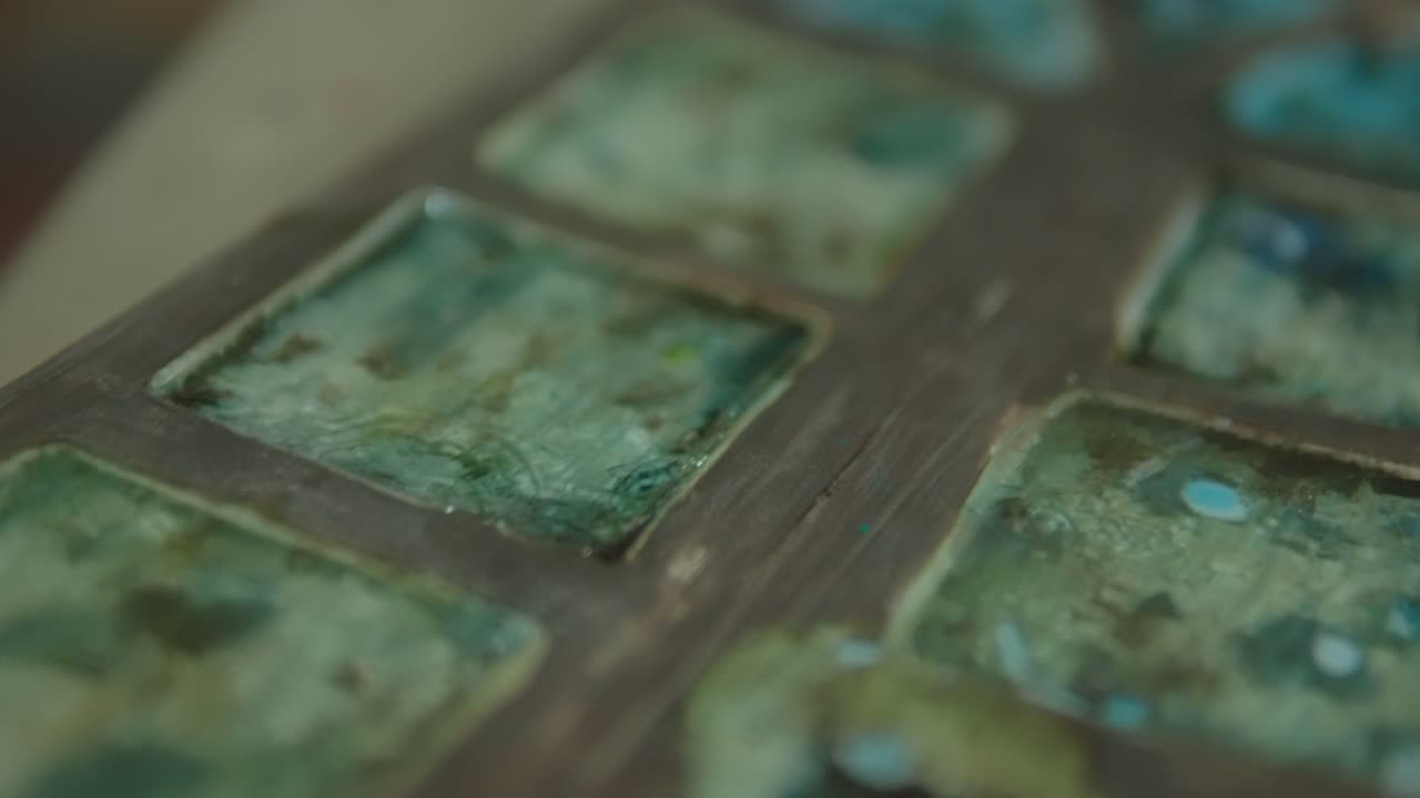 obras de arte de vidriera hechas a mano con intrincados patrones azules y una hoja en el fondo