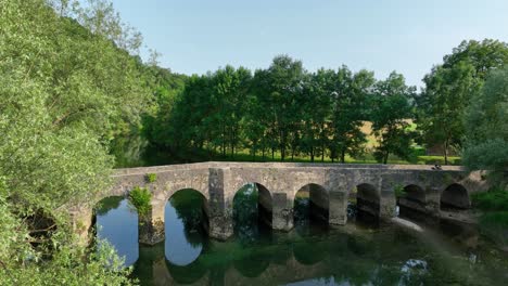 viejo puente de arco de piedra sobre un río