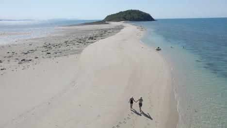 Pareja-Caminando-Tomados-De-La-Mano-En-La-Playa---Isla-De-Langford-En-Verano-En-Qld,-Australia