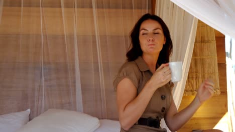 mujer relajándose en unas vacaciones de safari 4k