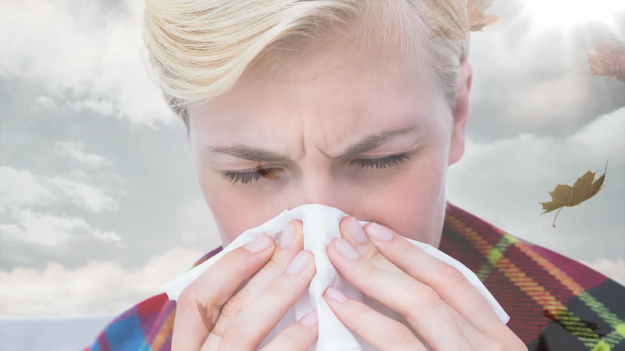 hojas de otoño que caen y una mujer estornudando mientras sufre de alergia 4k