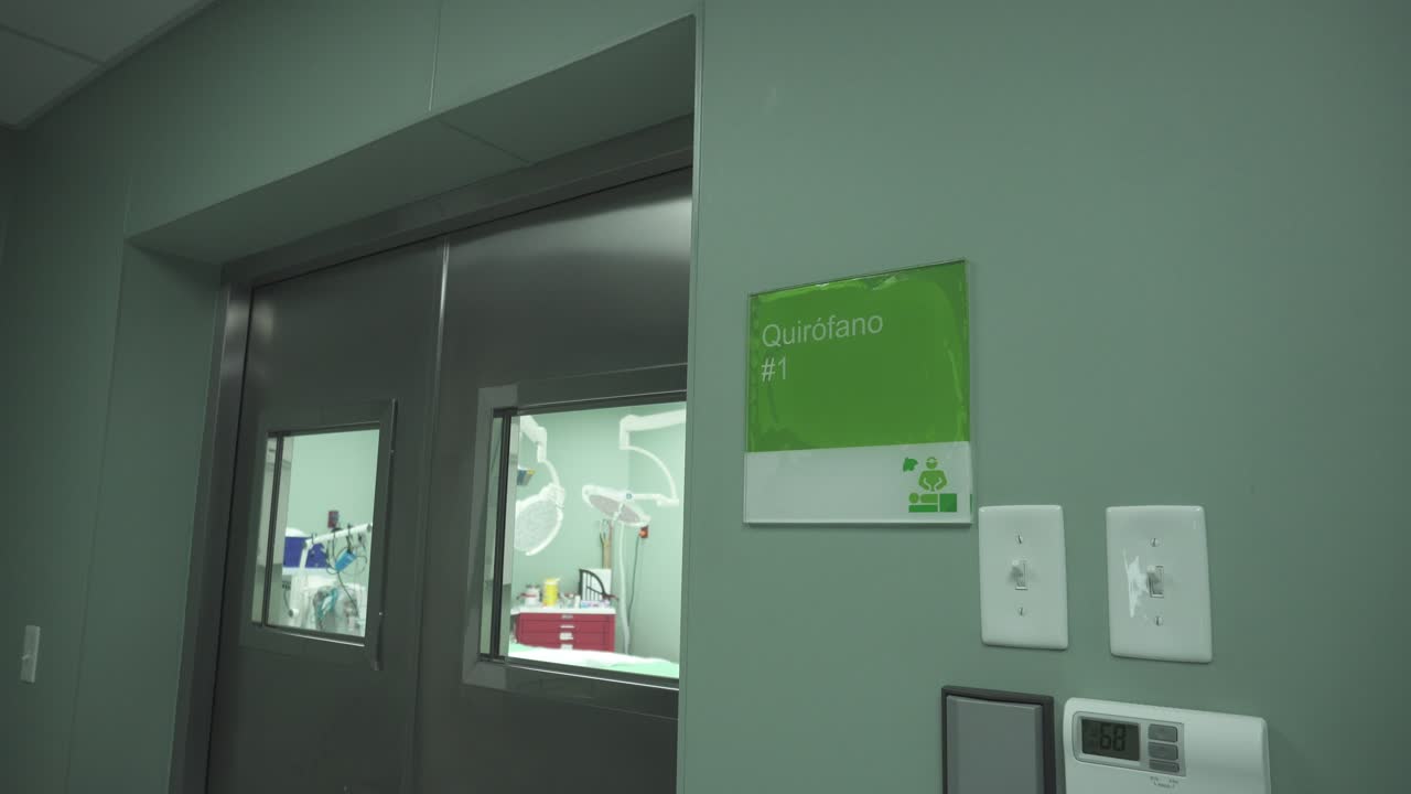 카메라  ⁇ 리가 스페인 수술실의 입구를 드러 ⁇ 니다.