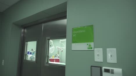 카메라  ⁇ 리가 스페인 수술실의 입구를 드러 ⁇ 니다.
