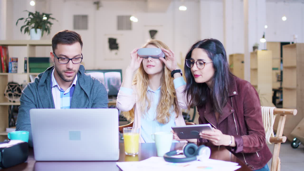 trabajo en equipo utilizando auriculares de realidad virtual