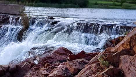 Caída-De-Agua-Relajante-En-Cámara-Lenta