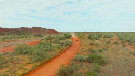 Drone-Aéreo-4k-Flyover-Finke-Desert-Dirt-Race-Track-Con-Buggy-De-Carreras-En-Australia