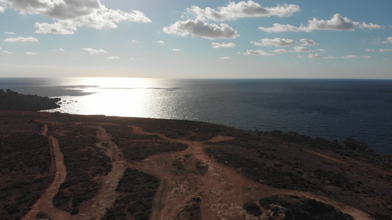 Video aereo con drone dal nord di Malta, vicino alla Torre di Ghajn Znuber.