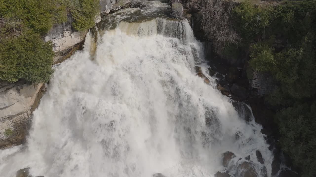 cataratas en cascada en el sonido de owen, canadá capturadas desde una perspectiva aérea