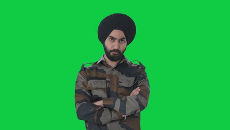 Wütender-Sikh-Mann-Der-Indischen-Armee,-Der-Jemanden-Auf-Grünem-Bildschirm-Anschaut